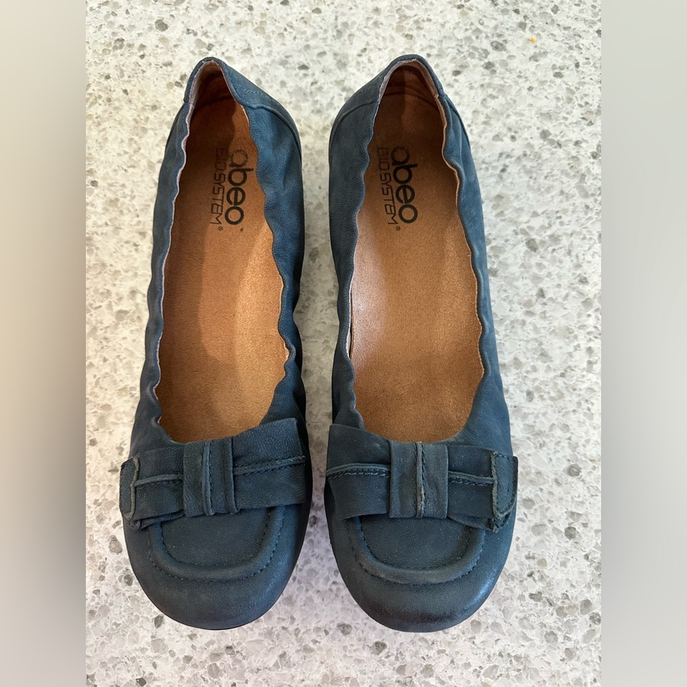 Women’s Dark Blue Abeo Tatum shoes. Size 9.